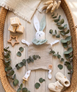 Iščete popolno darilo za novorojenčka? Naše mehke zajček ninice iz muslina so popolne za crkljanje. Preverite čudovite darilne komplete z voščilnico.