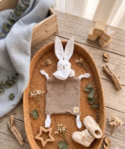 Mehak sopotnik v naravnih odtenkih.